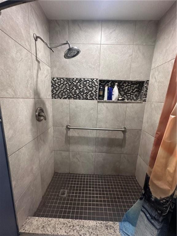 bathroom featuring tiled shower