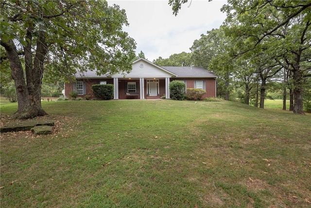 ranch-style home featuring a front lawn