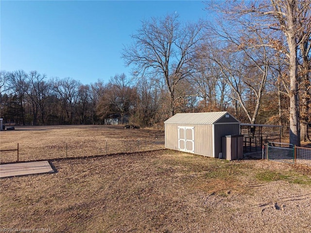 view of yard featuring a shed