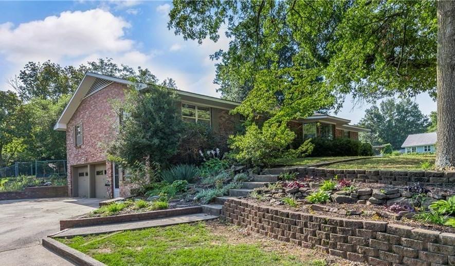 311 N Summit St, Prairie Grove, AR 72753 - view of front of property featuring a garage