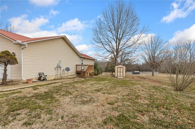 view of yard with a shed