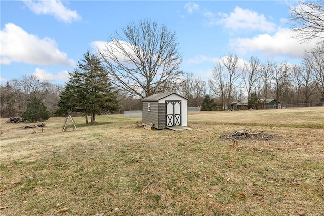 view of yard featuring a shed