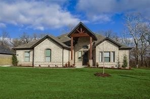 view of front of home featuring a front lawn