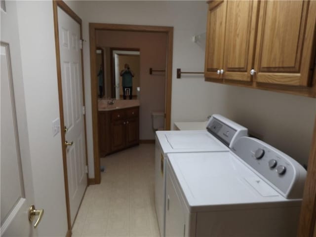 82 Baypoint Dr, Mountain Home, AR 72653 - laundry room featuring washing machine and clothes dryer, a sink, and cabinet space