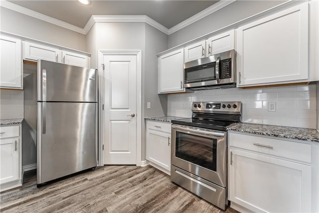 2643 S Kilimanjaro Way, Rogers, AR 72758 - kitchen featuring stainless steel appliances, ornamental molding, light wood-type flooring, decorative backsplash, and white cabinetry