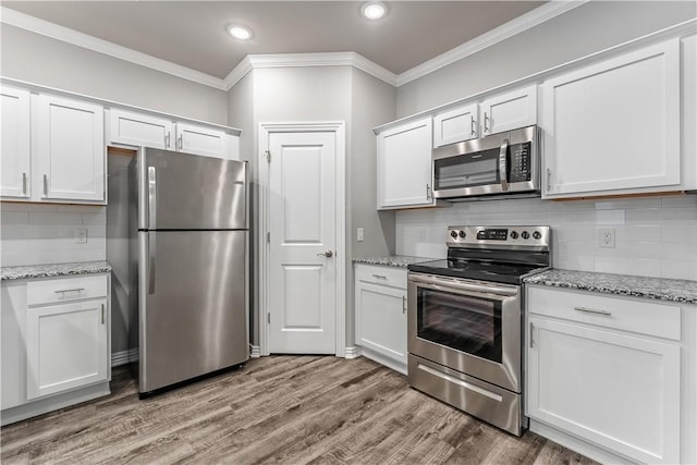 2682 W Kilimanjaro Way, Rogers, AR 72758 - kitchen with appliances with stainless steel finishes, crown molding, decorative backsplash, white cabinetry, and light wood-style flooring