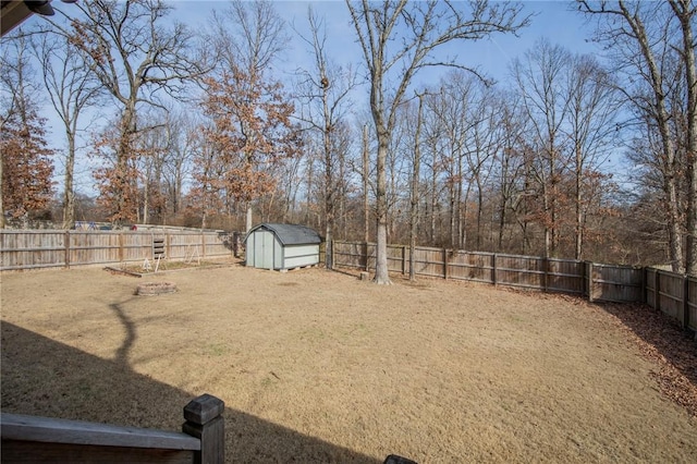 view of yard with a storage unit