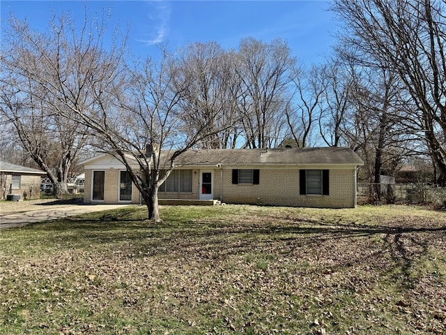 single story home featuring a front yard