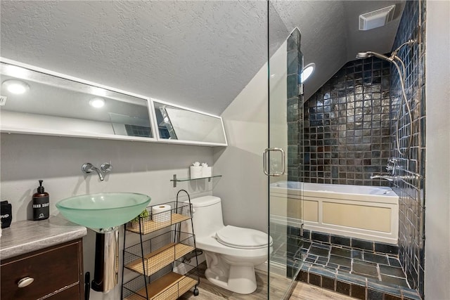 full bath with toilet, a sink, visible vents, and a textured ceiling