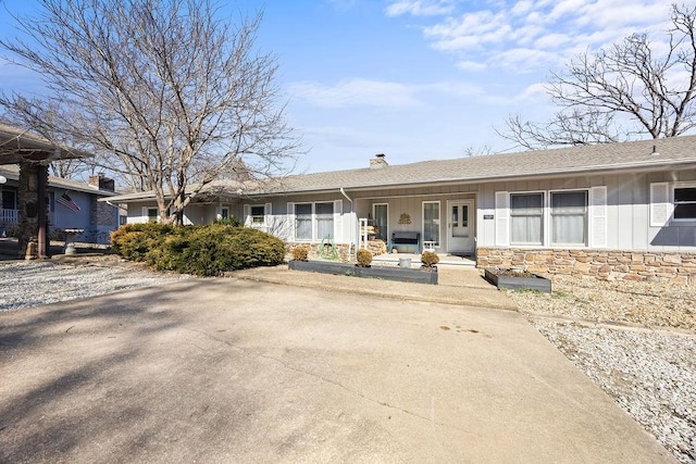 ranch-style house featuring covered porch