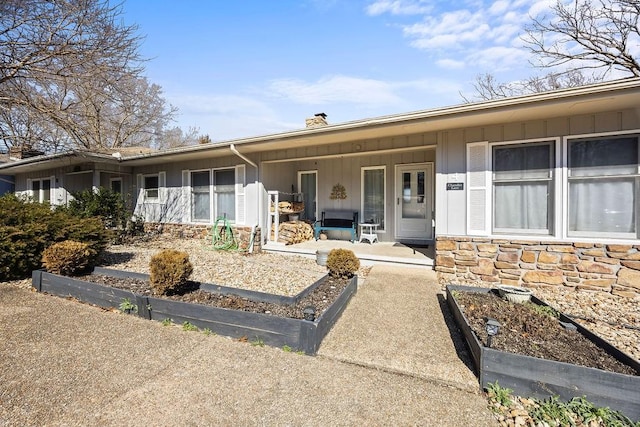 single story home with covered porch