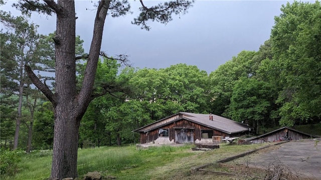 view of front facade featuring a view of trees