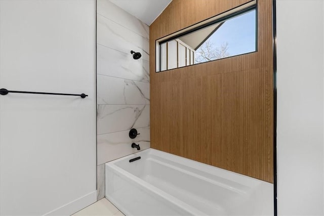 bathroom with tiled shower / bath combo