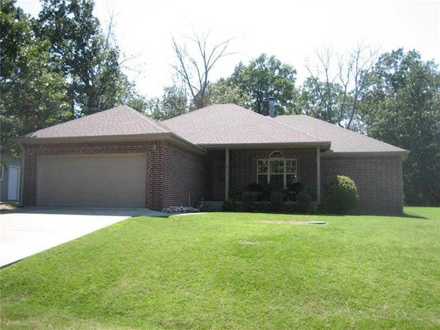 5 Ventnor Dr, Bella Vista, AR 72715 - single story home featuring brick siding, an attached garage, a front lawn, concrete driveway, and roof with shingles