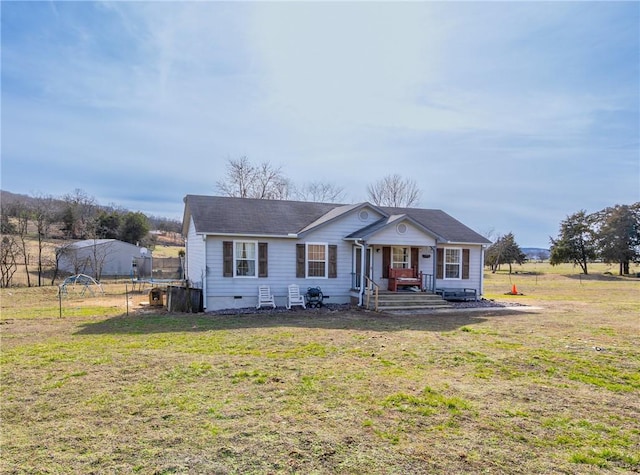 view of front of property featuring a front lawn