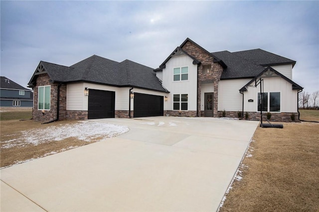 view of front facade featuring a garage