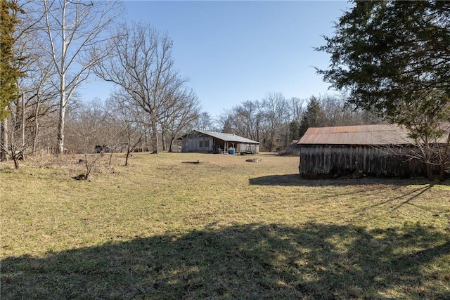 view of yard with an outbuilding