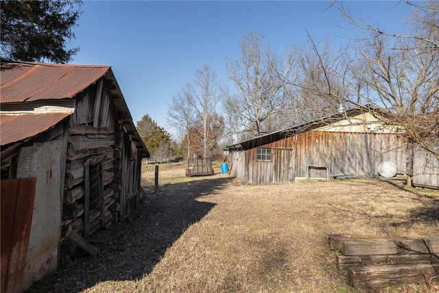 view of yard with an outbuilding