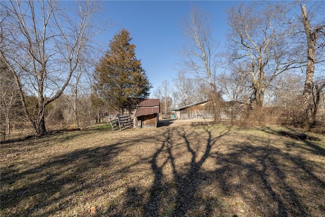 view of yard with a barn