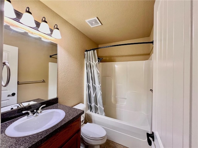 full bath featuring shower / bathtub combination with curtain, visible vents, a textured ceiling, toilet, and a textured wall