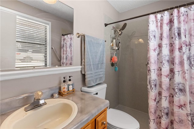 full bath with toilet, a textured ceiling, vanity, and a shower with curtain