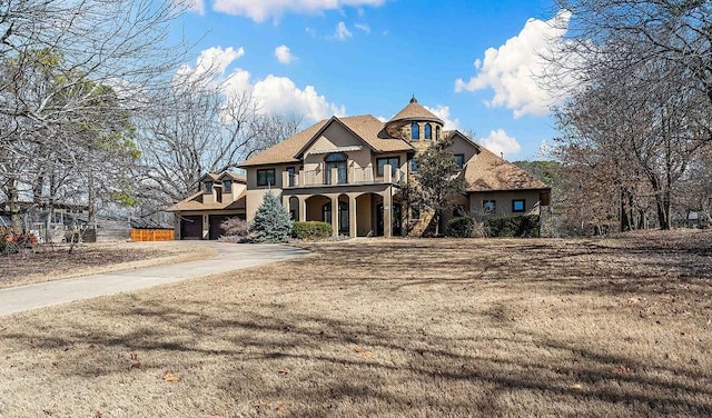 view of front of property with driveway, stucco siding, an attached garage, and a front yard