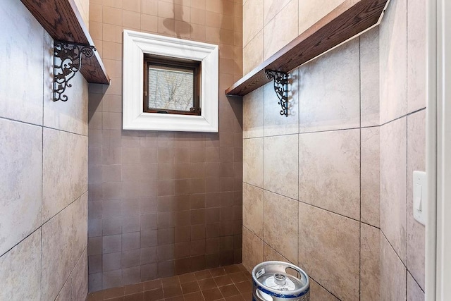 bathroom featuring tiled shower