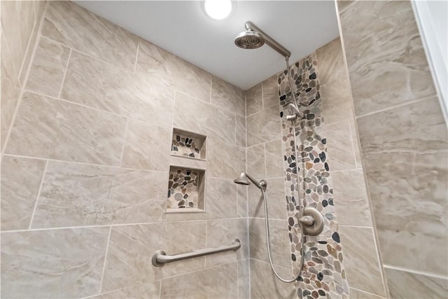 916 S 25th Pl, Rogers, AR 72758 - bathroom featuring tiled shower