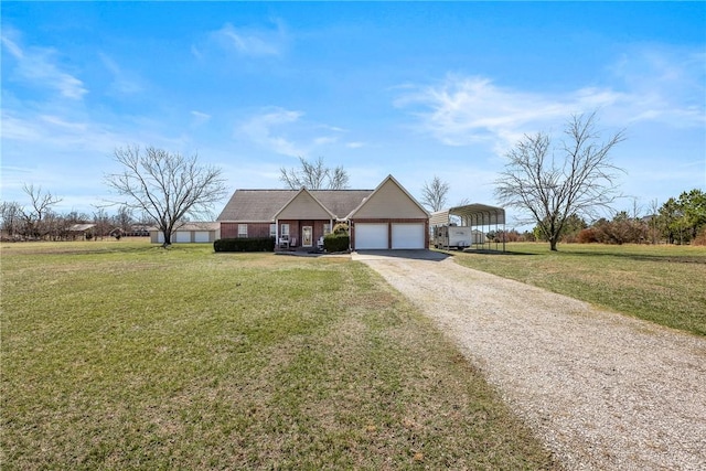 view of front of property featuring a front yard, gravel driveway, and a detached carport