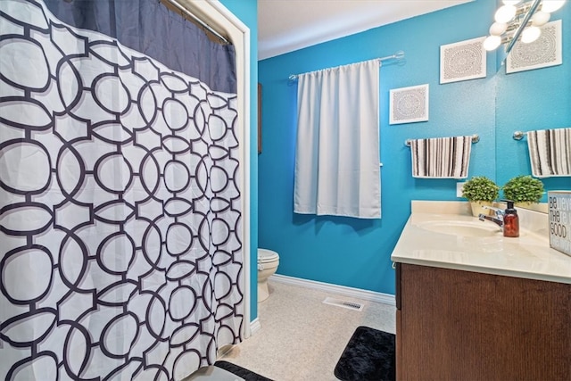 full bath featuring visible vents, toilet, vanity, a shower with curtain, and baseboards