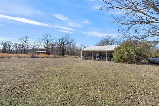 view of yard featuring an outbuilding