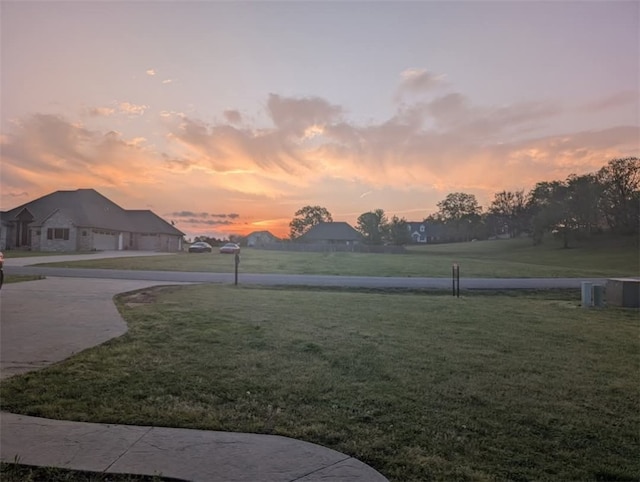 view of yard featuring concrete driveway