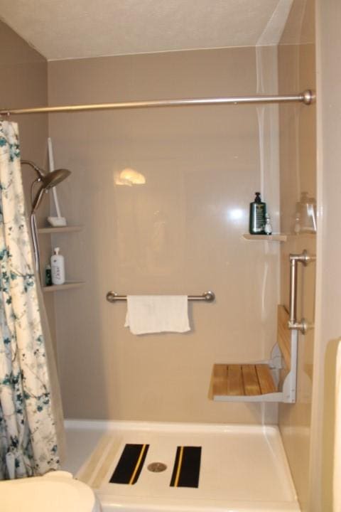 full bath featuring a shower with shower curtain