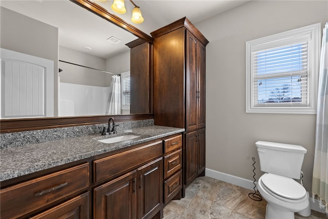 full bathroom featuring toilet, a shower with shower curtain, visible vents, vanity, and baseboards