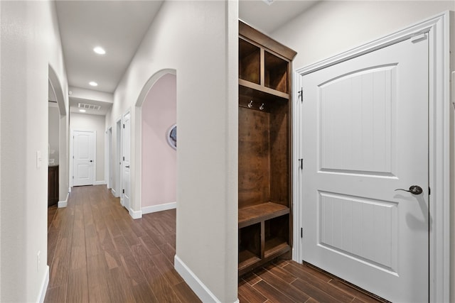 mudroom with baseboards, visible vents, arched walkways, dark wood-style flooring, and recessed lighting