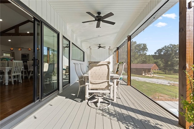 sunroom with ceiling fan