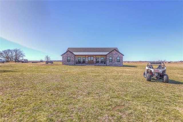 view of front facade featuring a front yard