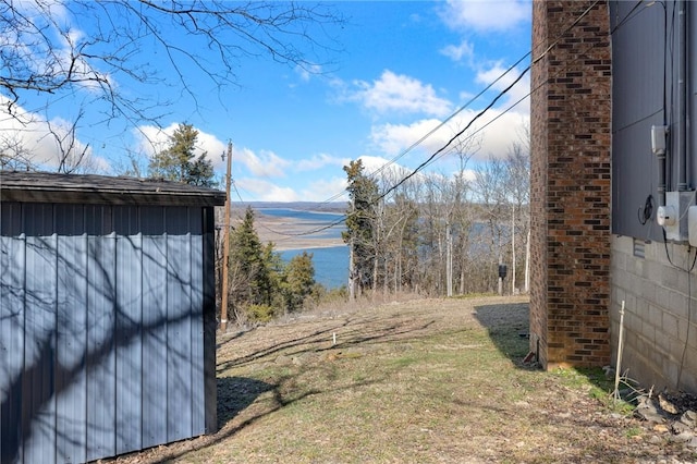 view of yard with an outdoor structure