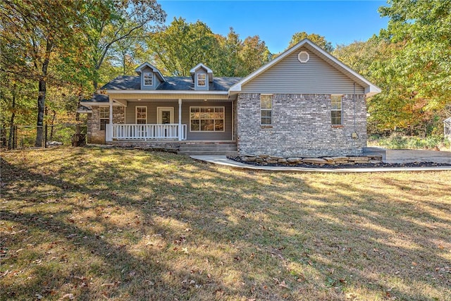 view of front facade featuring a porch, fence, and a front lawn