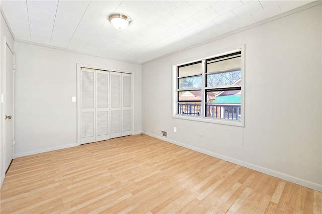 15 White St, Eureka Springs, AR 72632 - unfurnished bedroom featuring light wood finished floors, a closet, visible vents, and baseboards