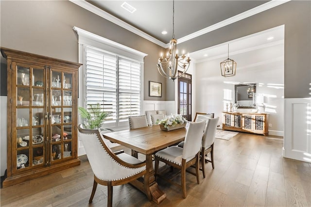 dining area with a wainscoted wall, crown molding, recessed lighting, visible vents, and wood finished floors