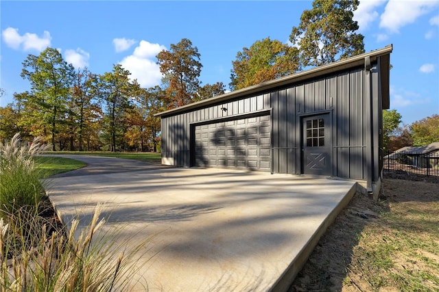 view of outdoor structure with an outbuilding