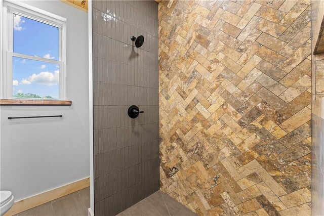 16103 E Ar 12th Hwy, Rogers, AR 72756 - bathroom featuring tiled shower, toilet, and baseboards