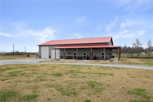 view of outdoor structure featuring an outbuilding