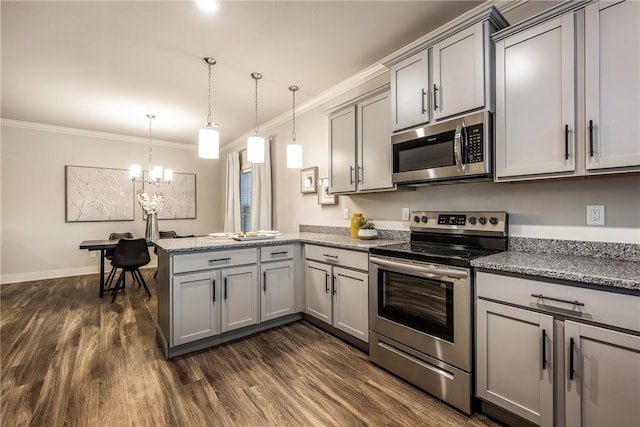 kitchen with dark wood finished floors, crown molding, gray cabinets, appliances with stainless steel finishes, and a peninsula