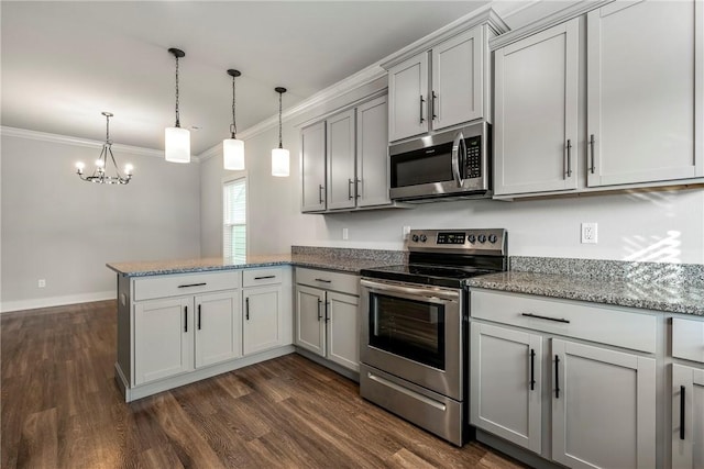 kitchen featuring dark wood-style floors, gray cabinetry, appliances with stainless steel finishes, ornamental molding, and a peninsula