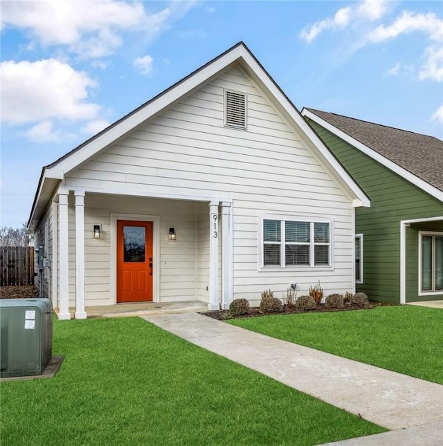 view of front facade featuring a front yard