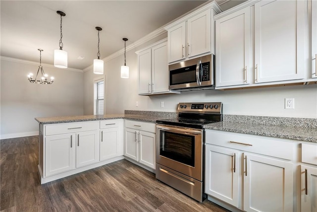 kitchen featuring ornamental molding, a peninsula, white cabinets, stainless steel appliances, and dark wood-style flooring