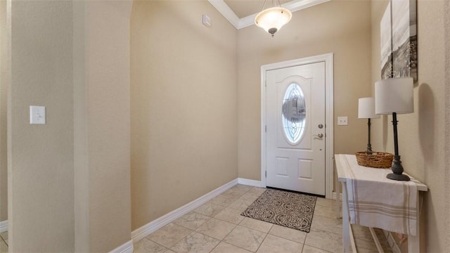 foyer featuring crown molding and baseboards