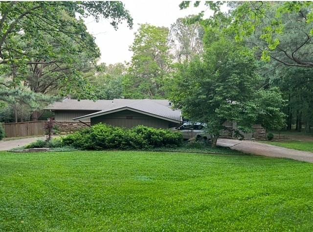 view of front of home featuring a front lawn and fence